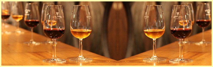 ポルトガルワイン・フランスワインなど各国ワイン通販　レ・ブルジョン　ポートワインをグラスに注ぐ