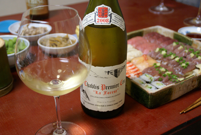 シャブリ　１ｅｒ　Ｃｒｕ　ラ・フォレ　ヴァンサン・ドーヴィサ　２００８年　グラスに注ぐ