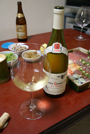 シャブリ　１ｅｒ　Ｃｒｕ　ラ・フォレ　ヴァンサン・ドーヴィサ　２００８年　グラスに注ぐ２