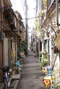 谷根千の路地　ワインショップ　レ・ブルジョン