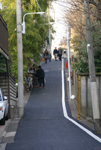 谷根千の坂道　ワインショップ・レブルジョン